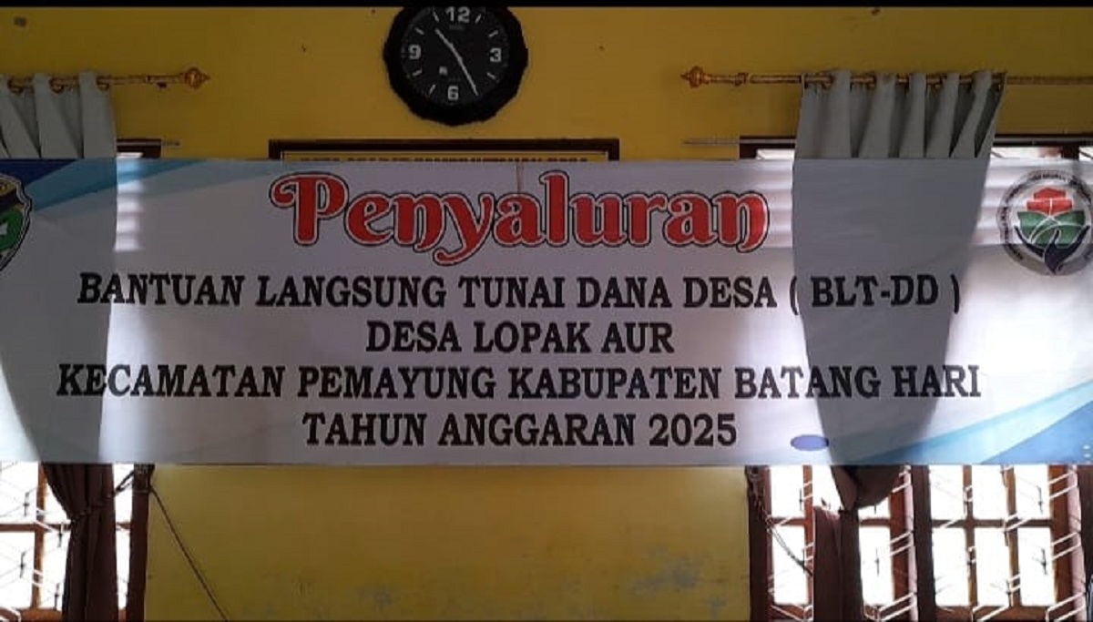 Pemerintah Desa Lopak Aur Berikan Bantuan Dana Desa Sebesar Rp 300.000 Kepada Masyarakat yang Membutuhkan