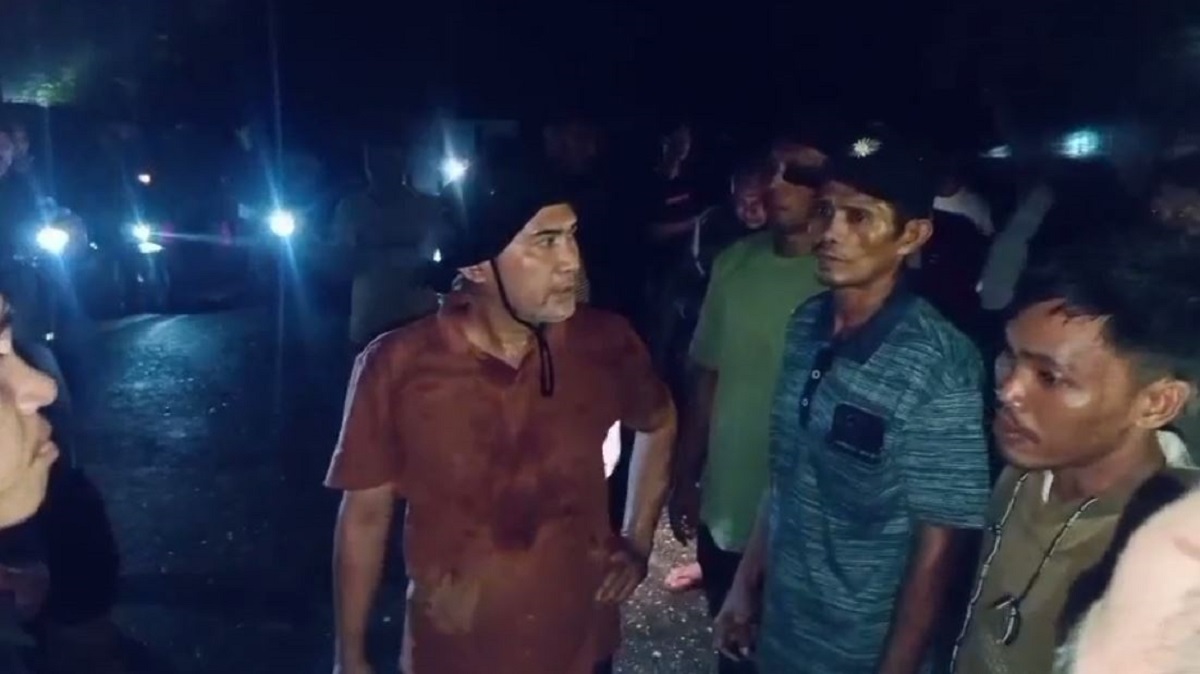 Tumbangkan Pohon, Sekelompok Warga Hadang Petugas. Bupati Dodi Berang!