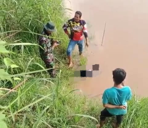 Warga Sungai Abang Geger Temukan Mayat Laki - Laki Mengambang di Sungai Batang Tembesi