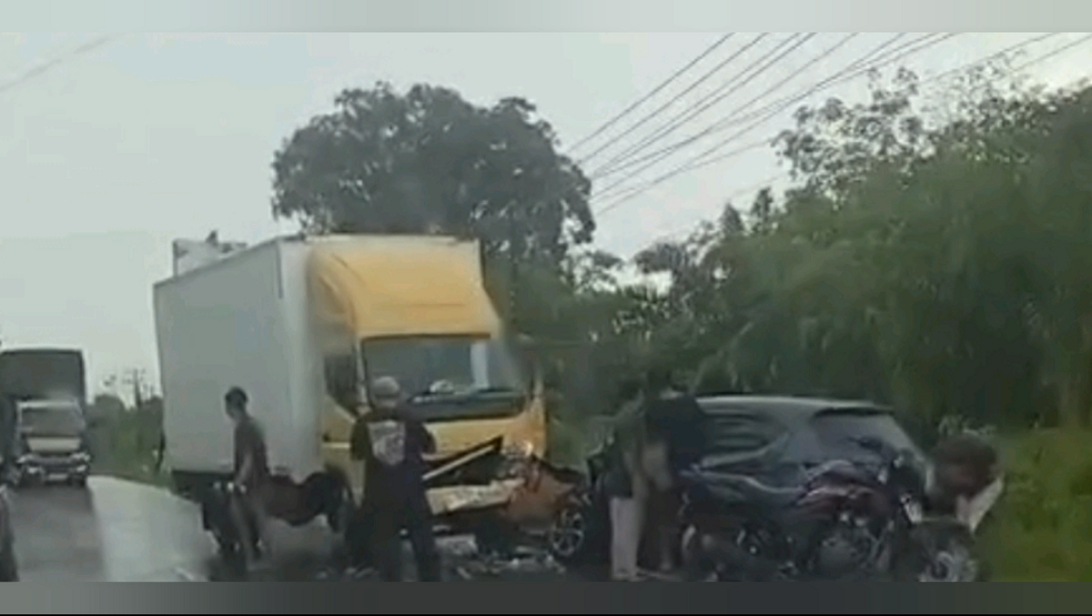 Mobil Brio Tabrakan Dengan Truk Ekspedisi