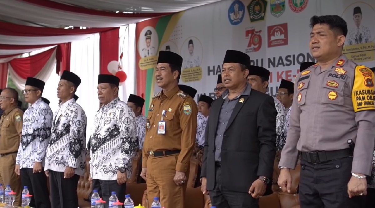 Pj Bupati Muaro Jambi Rd.Najmi Hadiri Peringatan Hari Guru Nasional 2024 di Bahar Selatan 