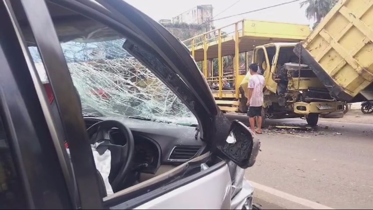 Diduga Akibat Sopir Mengantuk, Avanza Tabrakan Dengan Truk Pengangkut Sepeda Motor