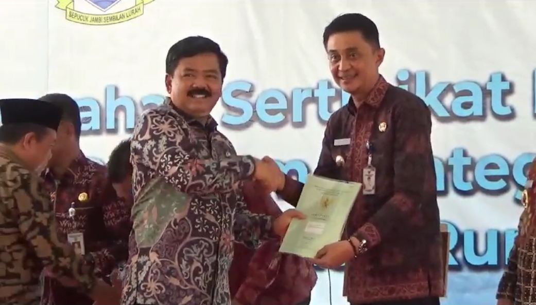 PJ Bupati Bachyuni Terima Sertifikat dari Menteri ATR/BPN Hadi Tjahjanto 