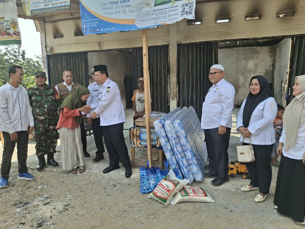 Bupati Dr.Bambang Bayu Suseno Salurkan Bantuan untuk 2 Korban Kebakaran di Pijoan Jaluko
