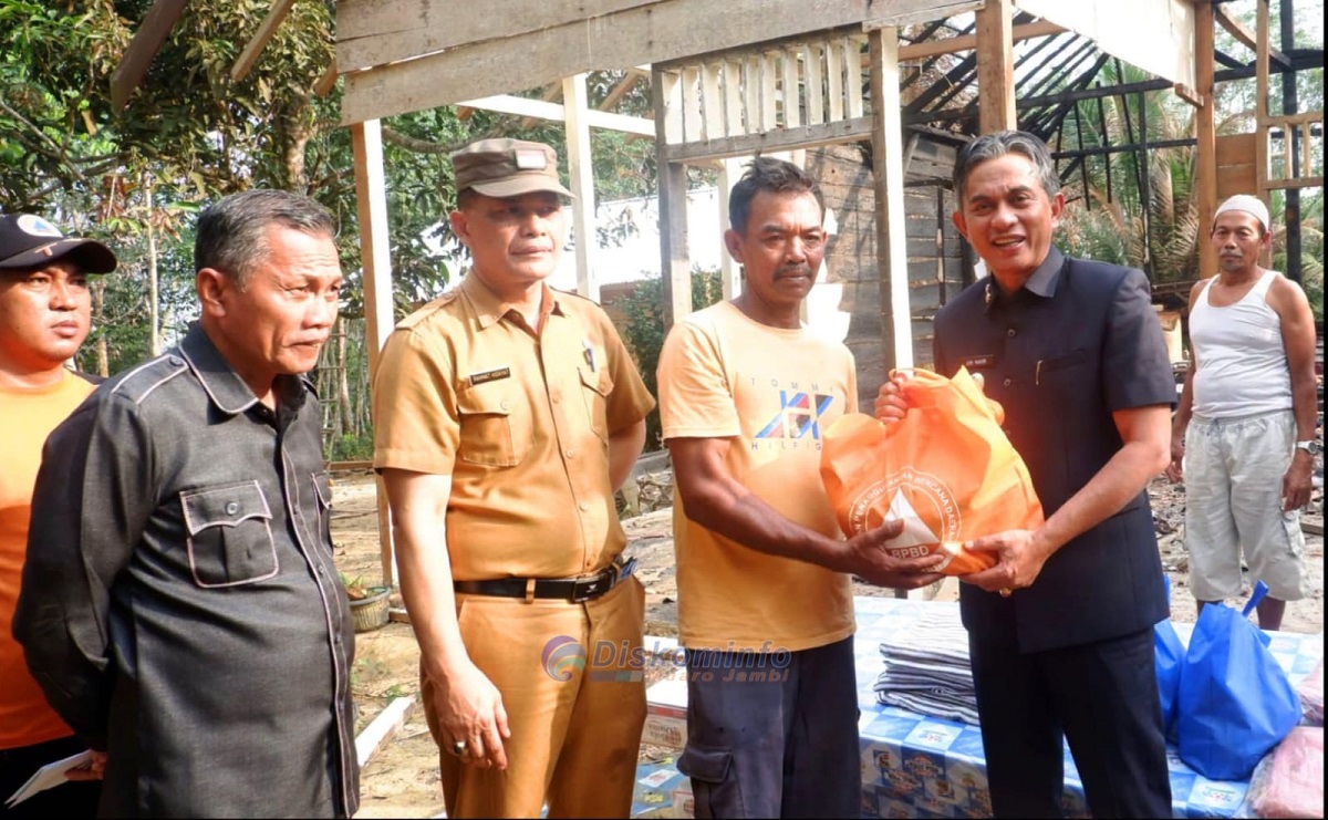 Wabup Muaro Jambi Turun Langsung Bantu Korban Kebakaran di Sekernan