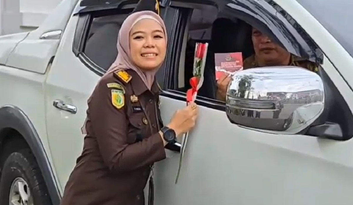 Hari Anti Korupsi Sedunia, Jaksa Bagikan Bunga Dan Stiker Ke Pengendara Dan ASN Tebo