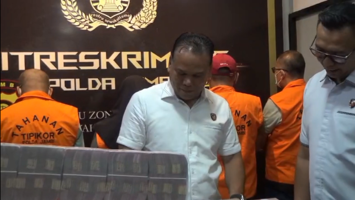 Kasus Korupsi DAK SMK di Disdik  Jambi, Empat Tersangka Dan Barang Bukti  Rp. 8,4 Miliar Diserahkan ke Kejaksa