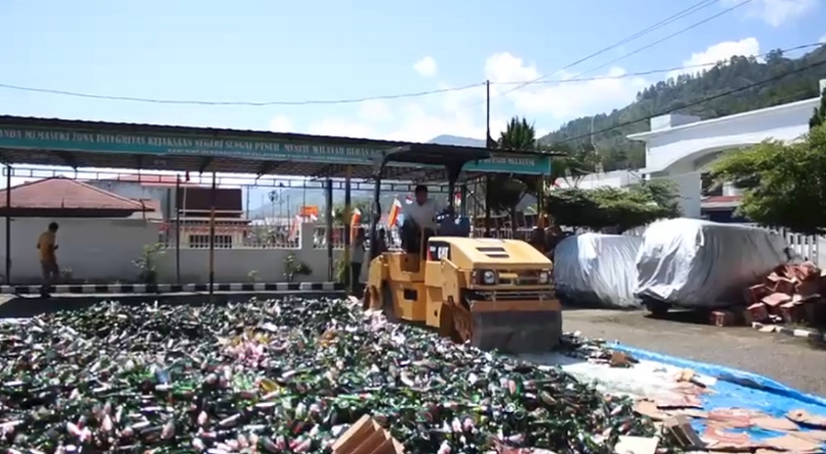 Kejari Sungai Penuh Musnahkan 10.024 Botol Miras Dengan Buldolzer 