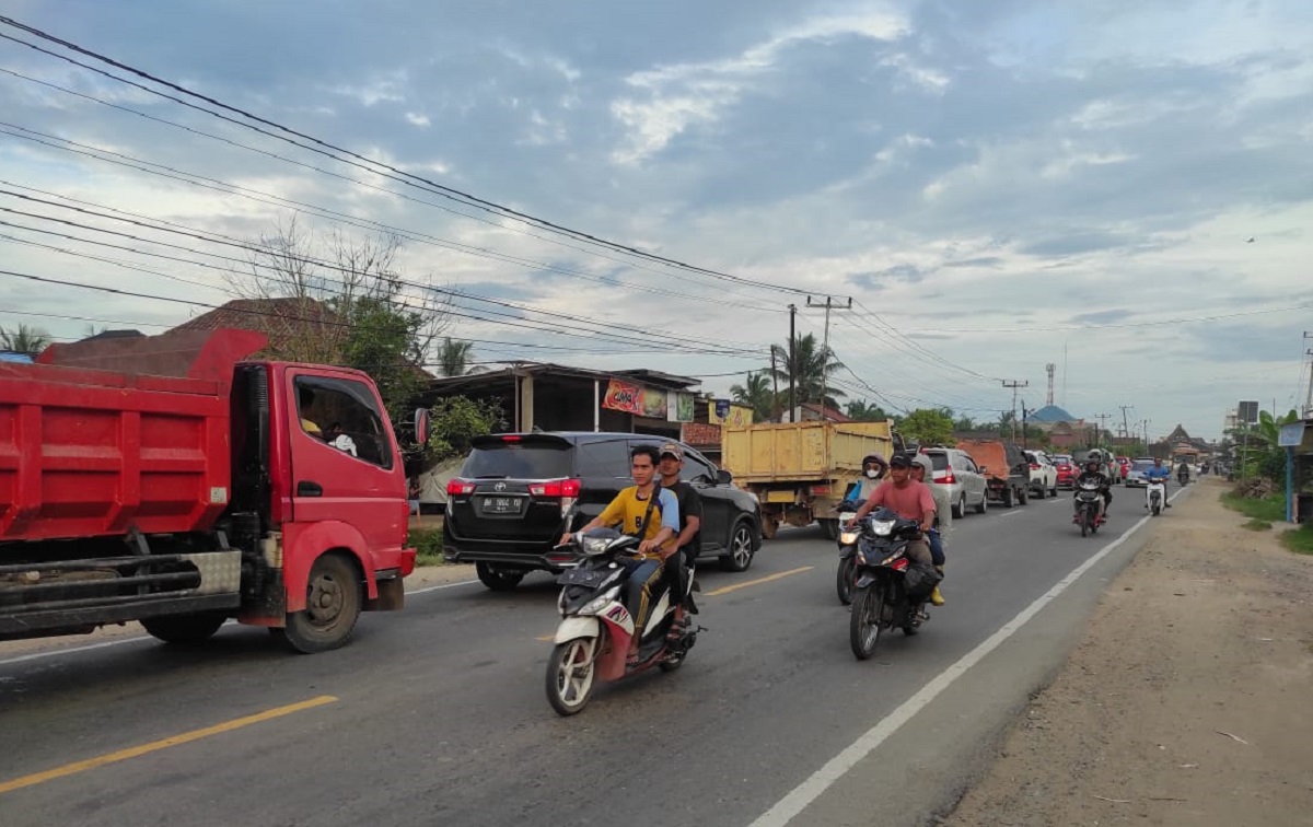 Jembatan Aurduri 1 Ditabrak Tongkang Batu Bara, 3 Jalur Menuju Jembatan Macet Parah