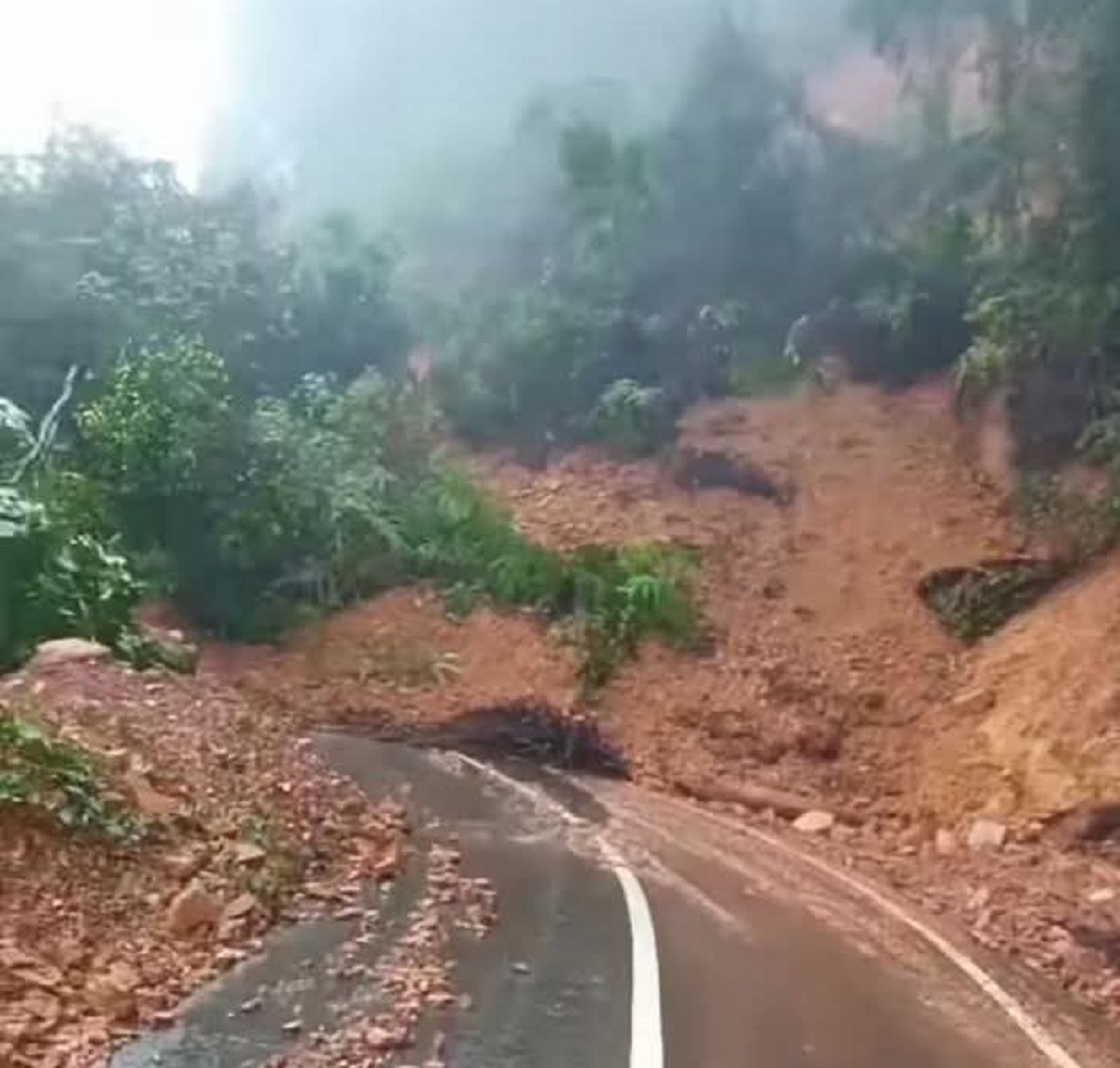 Bukit Rayo Sarolangun Kembali Longsor, Akses Jalan Terputus 