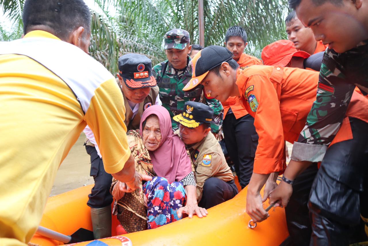 Turun ke Lokasi Banjir di Tebo, Gubernur Jambi Al Haris Bantu Evakuasi Lansia