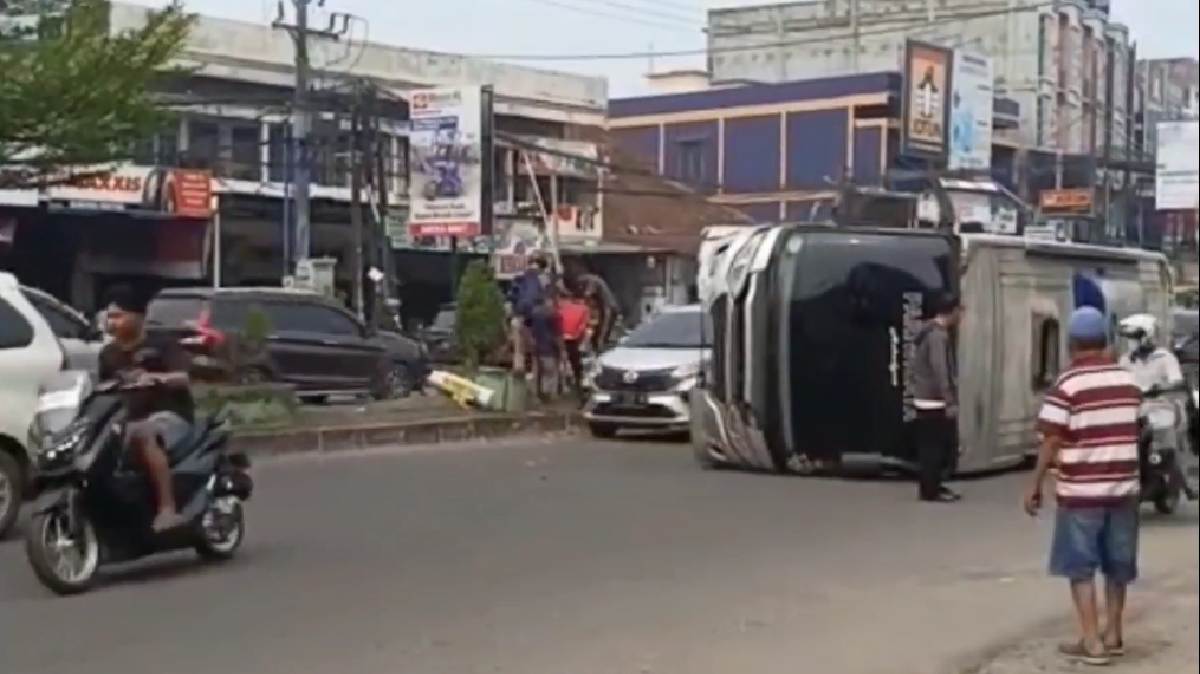 Bus Pariwisata Terbalik di Jalan Kapten Pattimura, Diduga Hindari Pemotor Putar Arah