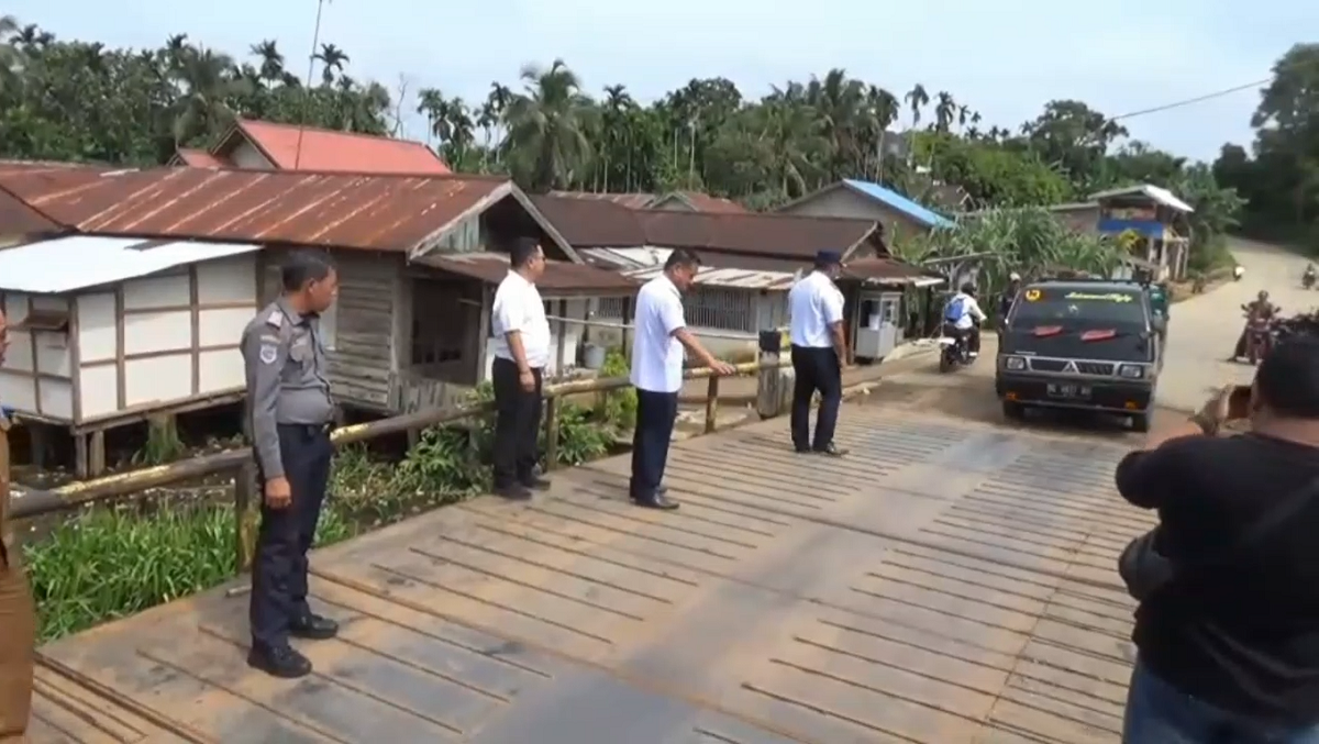 Jembatan Penghubung di Kelurahan Rano Kembali Dibuka, Pemkab Ingatkan Batas Tonase