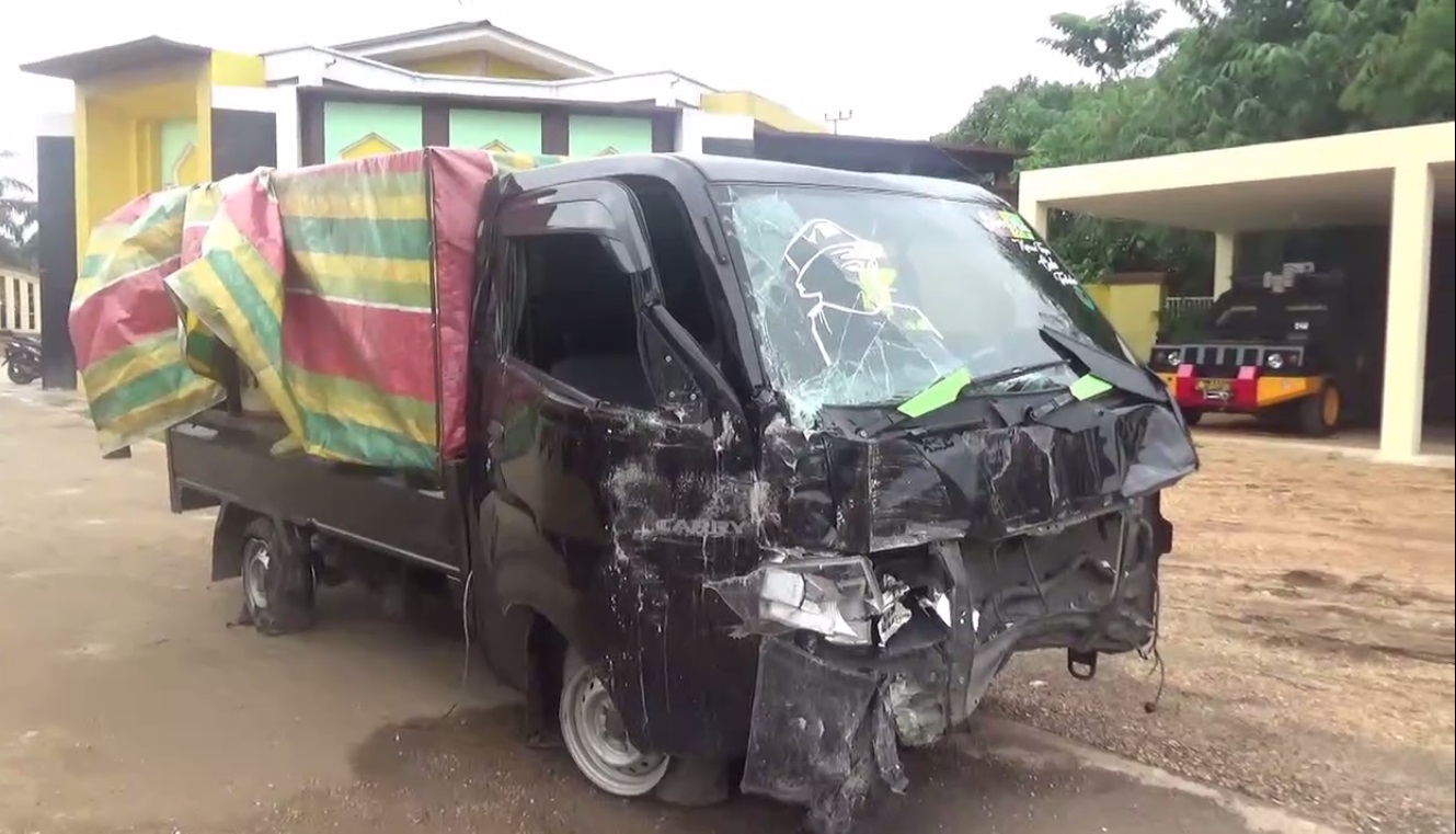 Kecelakaan Tunggal, Mobil Muatan Minyak Ilegal Tabrak Pagar Rumah Warga di Muara Bulian