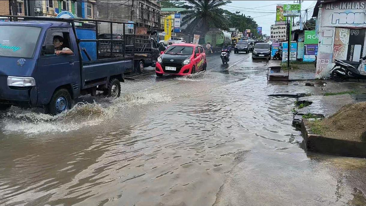 Dilanda Hujan 1 Jam, Jalan di Kawasan Mendalo Langsung Banjir