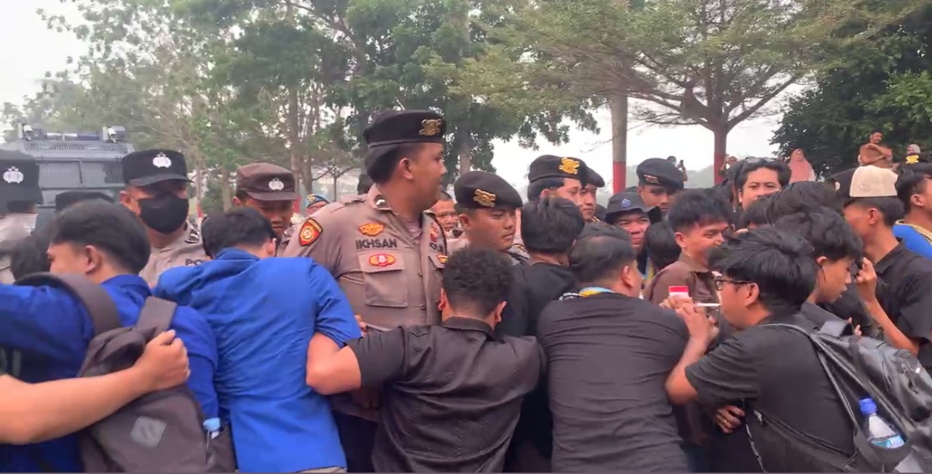 Mahasiswa dan Polisi Saling Dorong Dalam Unjuk Rasa Protes Kabut Asap di Jambi