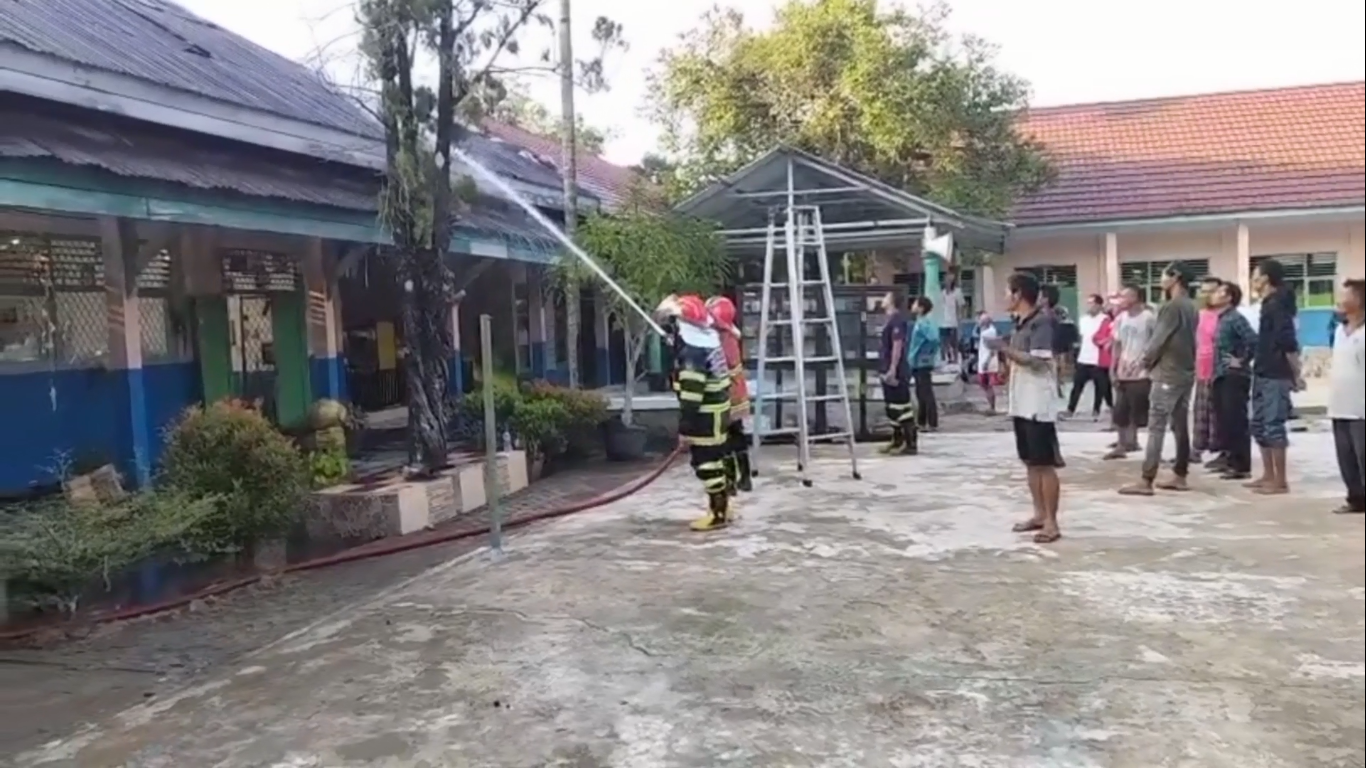 Warga Berjibaku Selamatkan Ijazah Siswa Saat Kebakaran SMPN 20 Kota Jambi