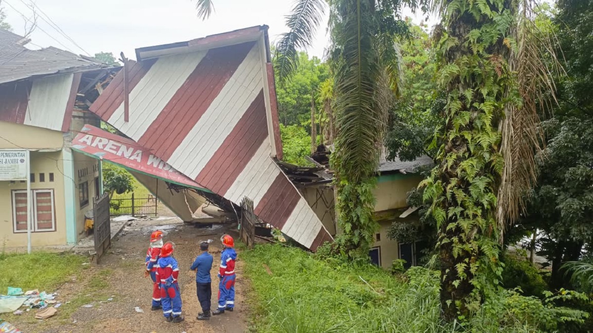 Hujan Deras Picu Longsor, Rumah Dinas di Telanaipura Jambi Ambruk