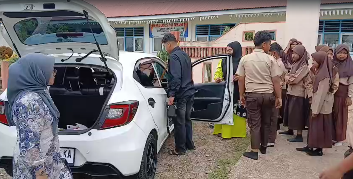 Mobil Guru SDN 227 Sirih Sekapur Menjadi Korban Pecah Kaca