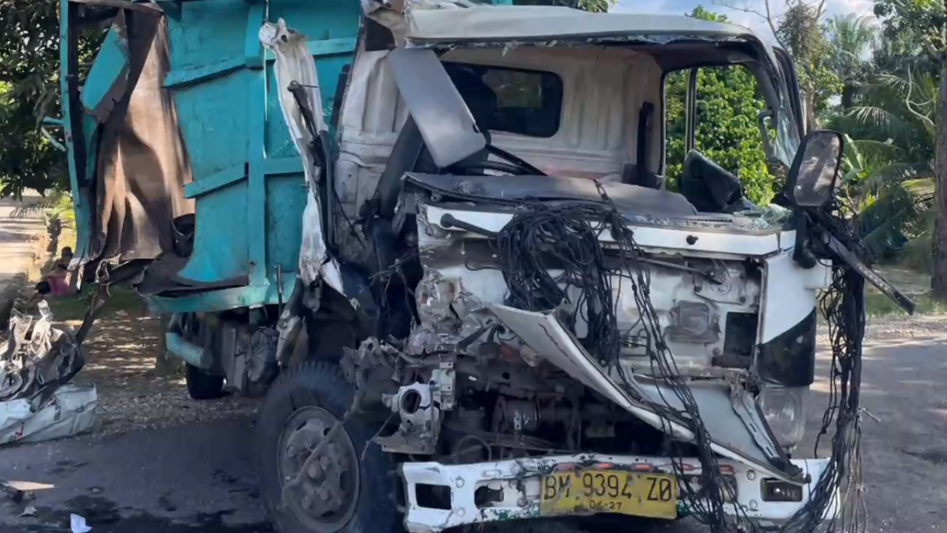 Diduga Sopir Mengantuk, Dua Truk Ringsek Tabrakan di Batang Hari