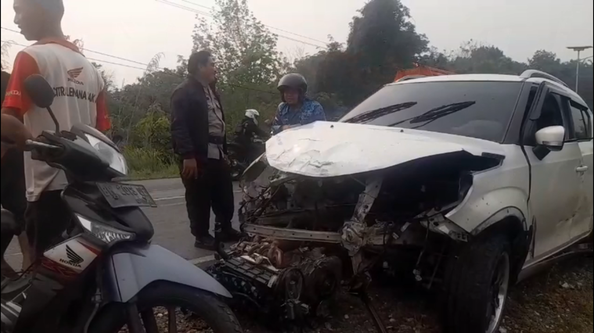 Dua Mobil Pribadi Terlibat Kecelakaan di Sarolangun, Ringsek Usai Tabrakan