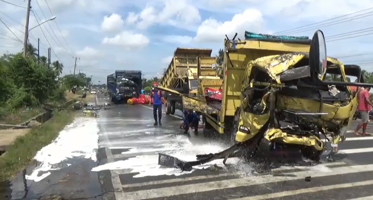 Damkar Tebo Terjunkan 1 Armada Bersihkan Tumpahan Oli Pasca Laka Maut