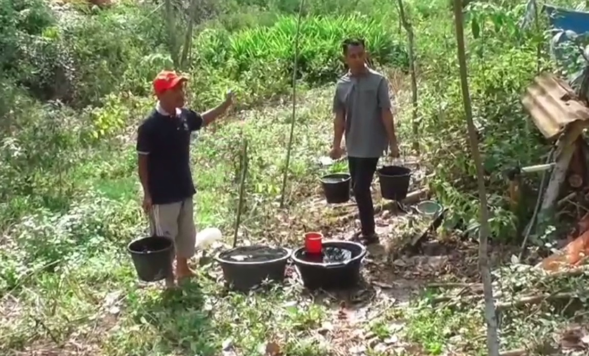 Alami Kekeringan, Warga Cari Air Bersih Hingga Ke Pinggir Hutan