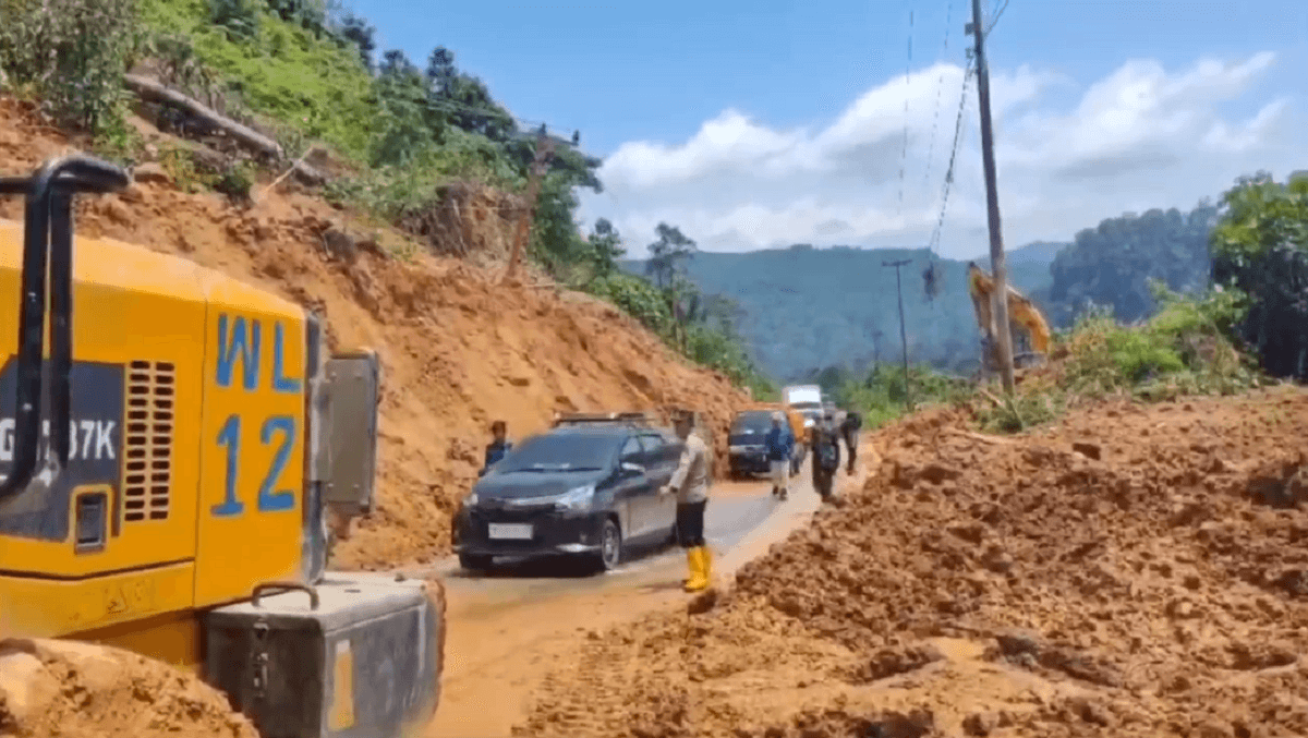 Jalan Nasional Kerinci-Merangin Tertutup Longsor, 2 Alat Berat Dikerahkan Bersihkan Lokasi