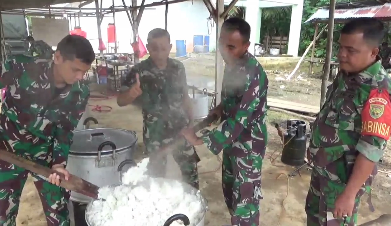 Anggota TNI 416-04 Koramil Pulau Temiang Memasak dan Salurkan Makanan Untuk Korban Banjir