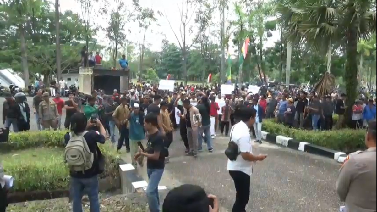 Ratusan Massa Geruduk DPRD Tebo, Tuntut Pencabutan HGU PT Tebo Indah