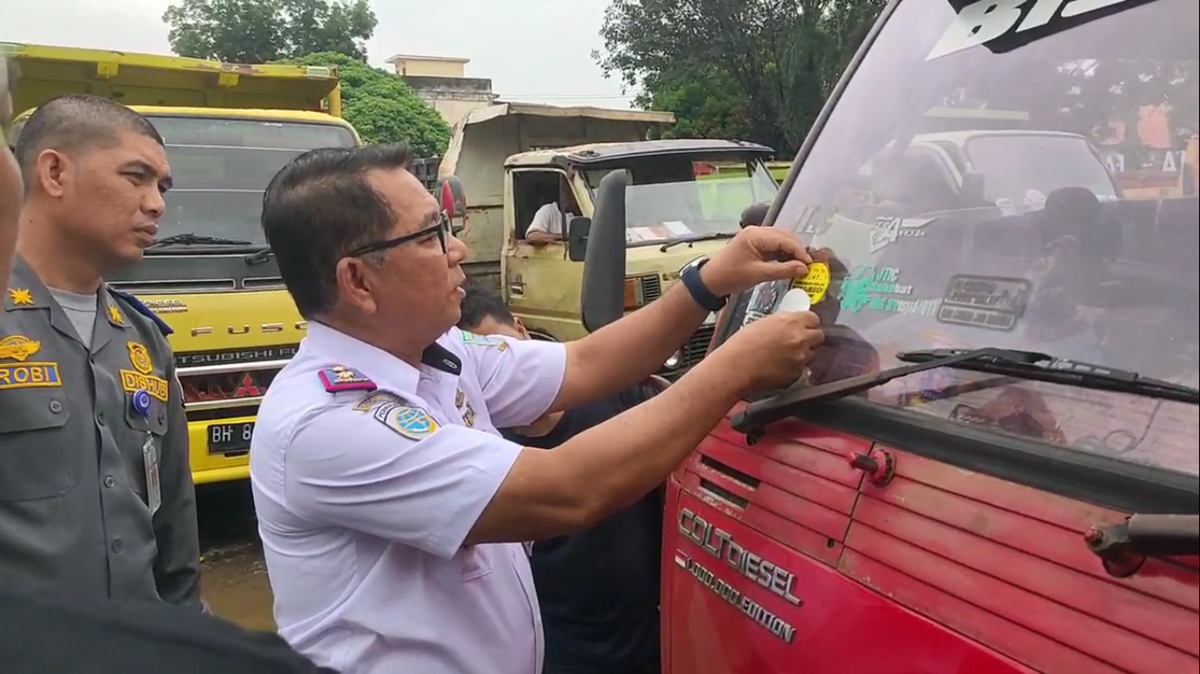 Pemkot Jambi Pasangi Stiker BBM Subsidi pada 460 Kendaraan, Pastikan Penggunaan Tepat Sasaran