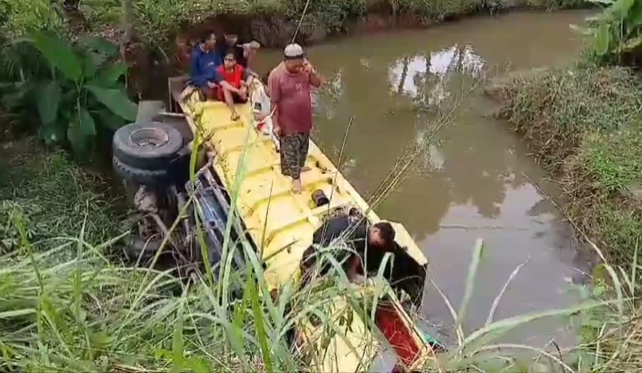 Mobil Dump Truck Terjun Bebas Ke Sungai Tukum 