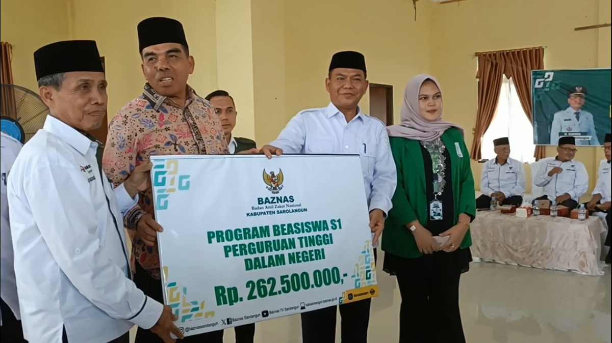 BAZNAS Sarolangun Salurkan Beasiswa untuk 105 Mahasiswa dan Bantuan Hewan Ternak