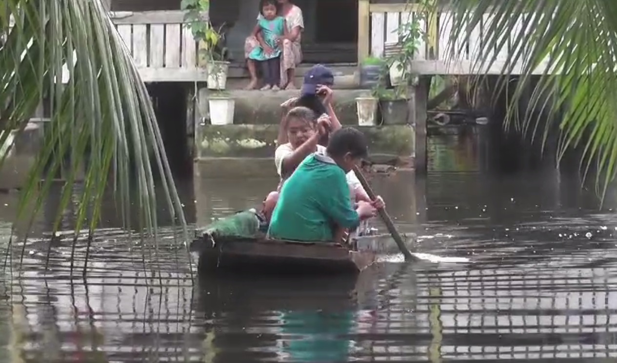 Banjir Mulai Surut, Warga Masih Beraktifitas Gunakan Perahu 