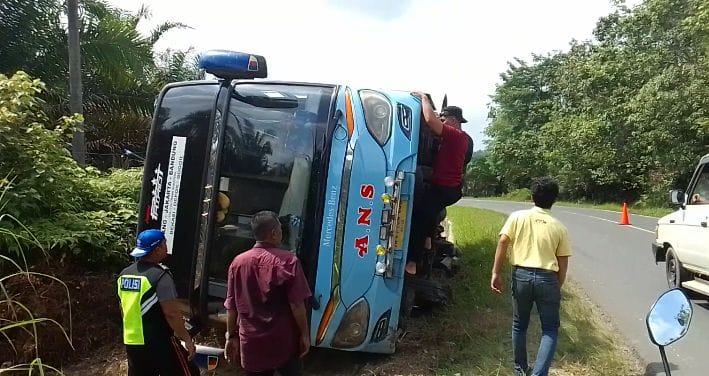 Bus ANS Terguling di Jalan Lintas Timur Sumatera