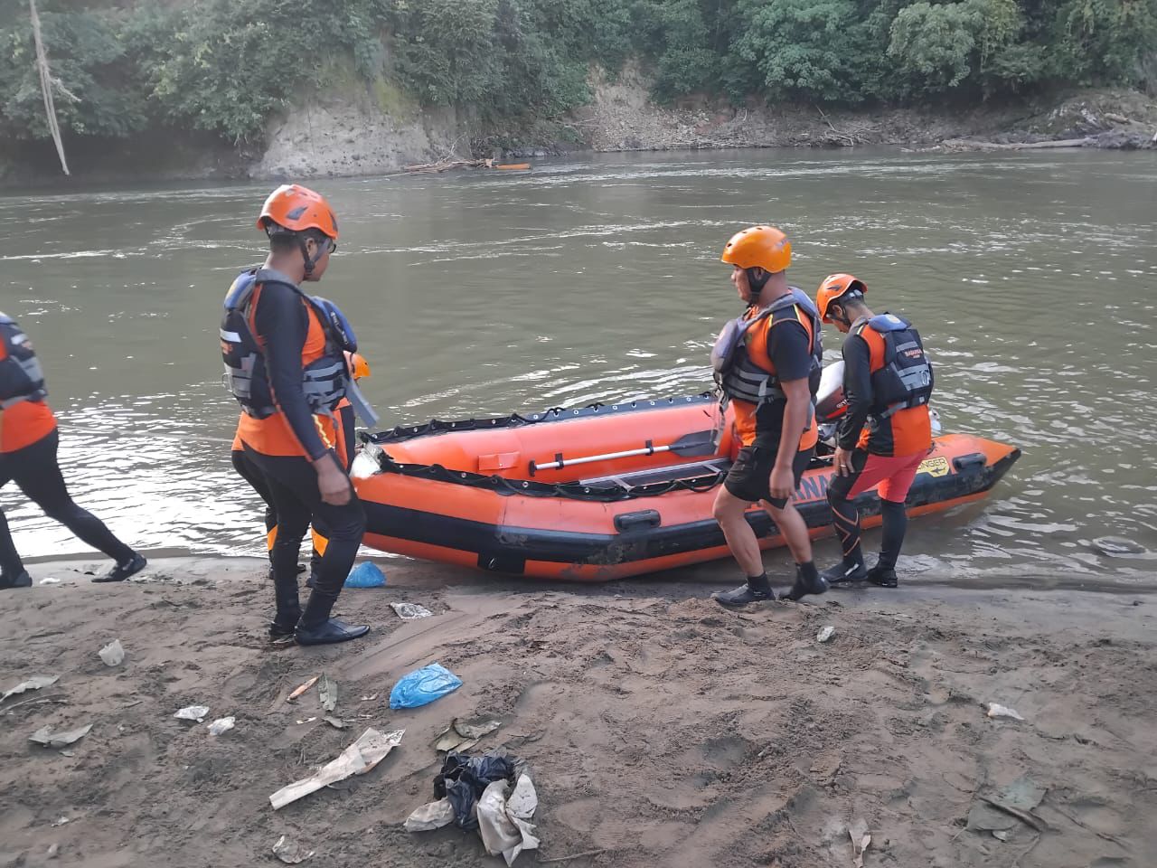 Miko Hanyut Terbawa Arus di Sungai Batang Merangin