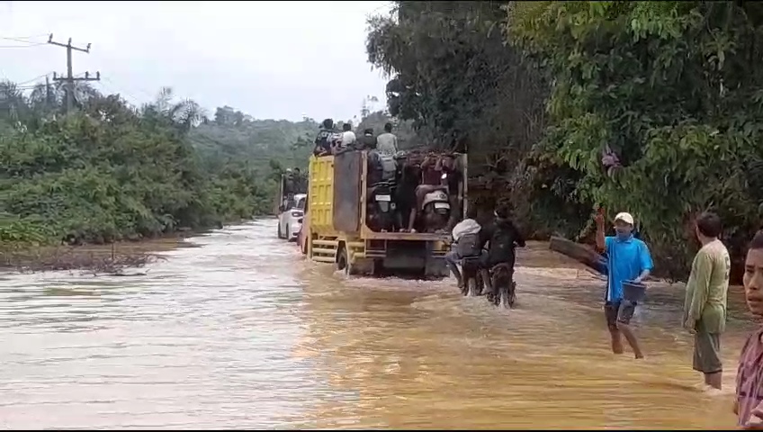 Banjir Di Sarolangun, Hingga Senin Pagi Akses Jalan Sarolangun - Jambi Masih Tergenang