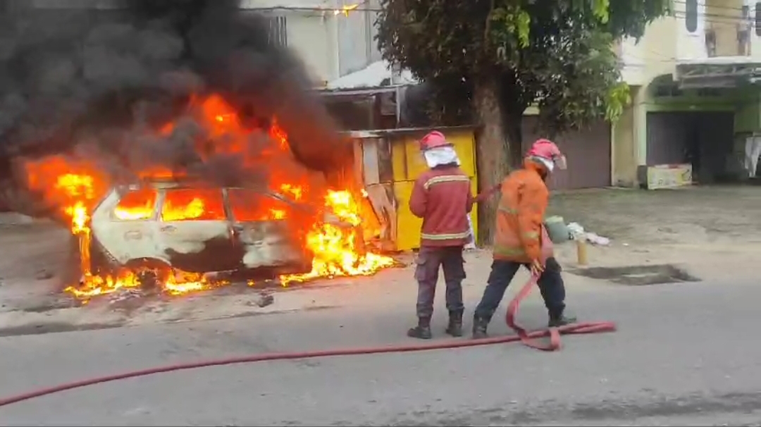 Mobil Diduga Lansir Minyak Terbakar, Pemilik Kabur Tinggalkan Lokasi