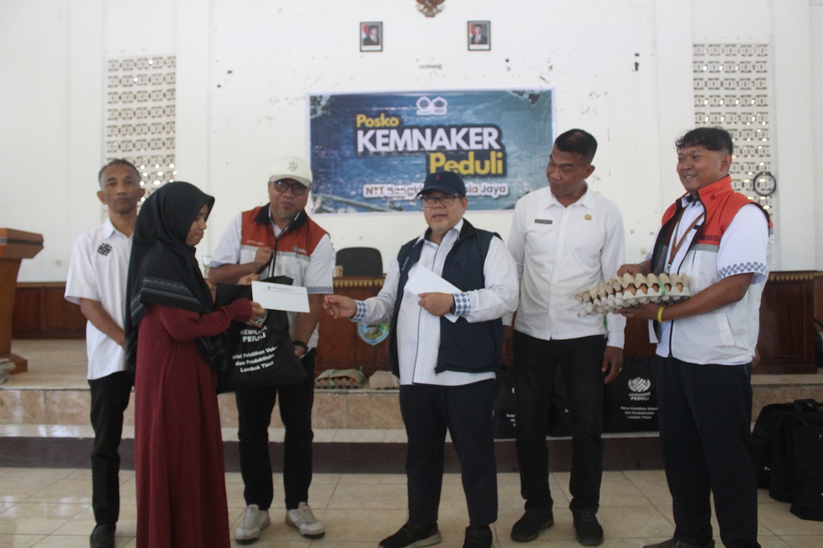 Kemnaker Salurkan Bantuan bagi Warga Terdampak Gempa di Pulau Flores