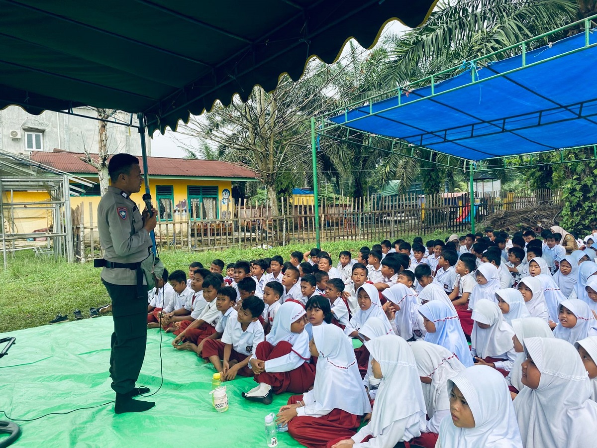 Polisi Sayang Anak, Satbinmas Polres Bungo Berikan Pembinaan Di SD 88/II Sei Mengkuang