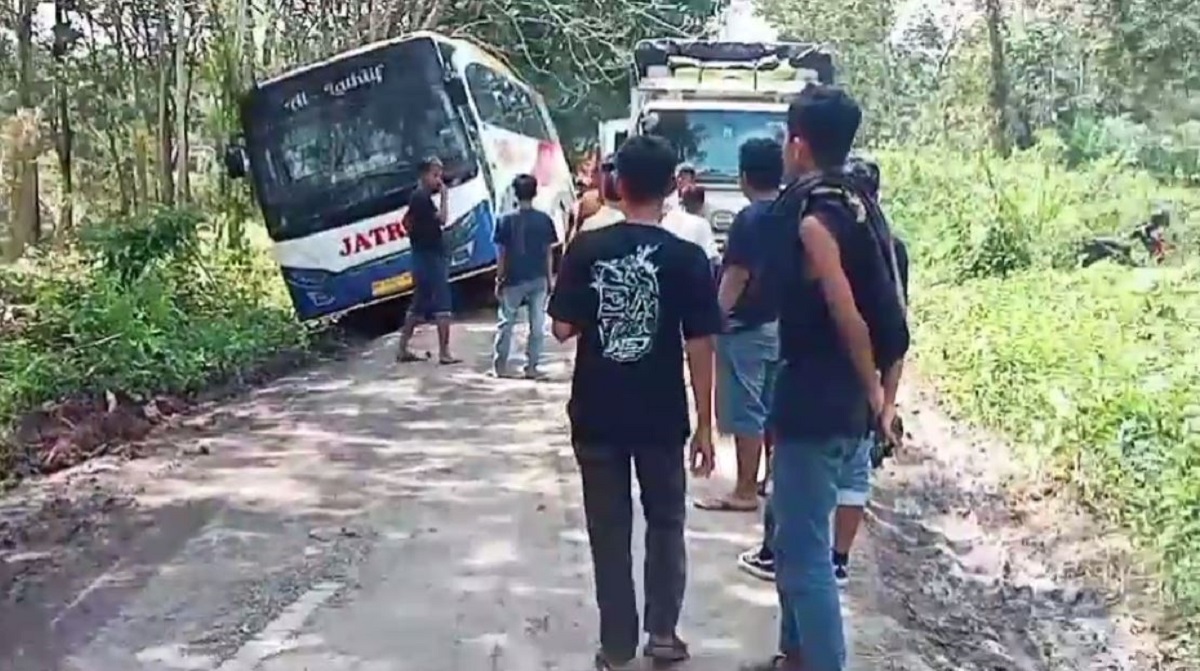 Truk dan Bus Masih Melintas, Jalur Alternatif Padang Lamo Lumpuh Total 