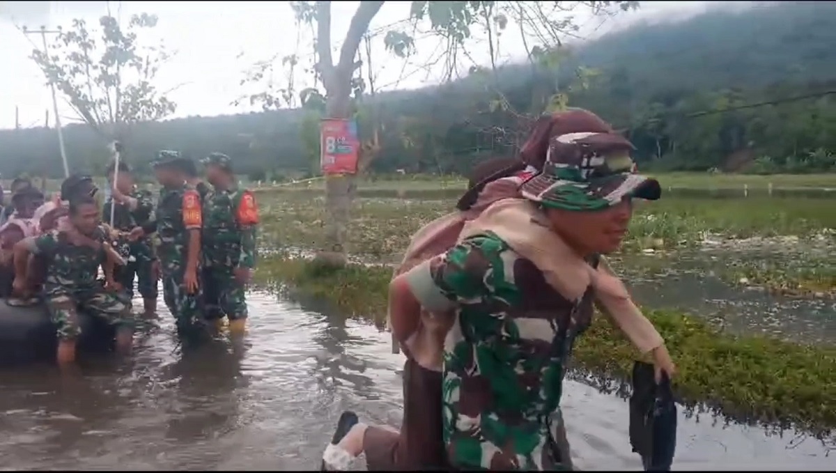 Sudah 3 Minggu Kerinci Terendam Banjir, Anggota TNI Gendong Sejumlah Pelajar Terobos Banjir