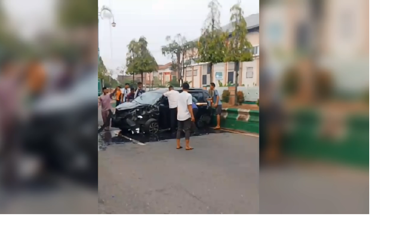 Kecelakaan Di Muara Bulian Sigra Tabrak Truk Fuso Yang Pakir Di Badan Jalan