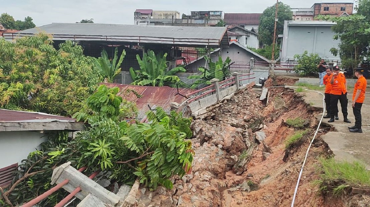 Tembok RS Arafah Longsor, 2 Rumah Warga Tertimpa Reruntuhan 