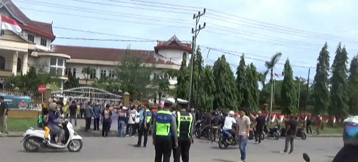 Pasca Penggerebekan Anggota DPRD Massa Geruduk Gedung Dprd Batang Hari