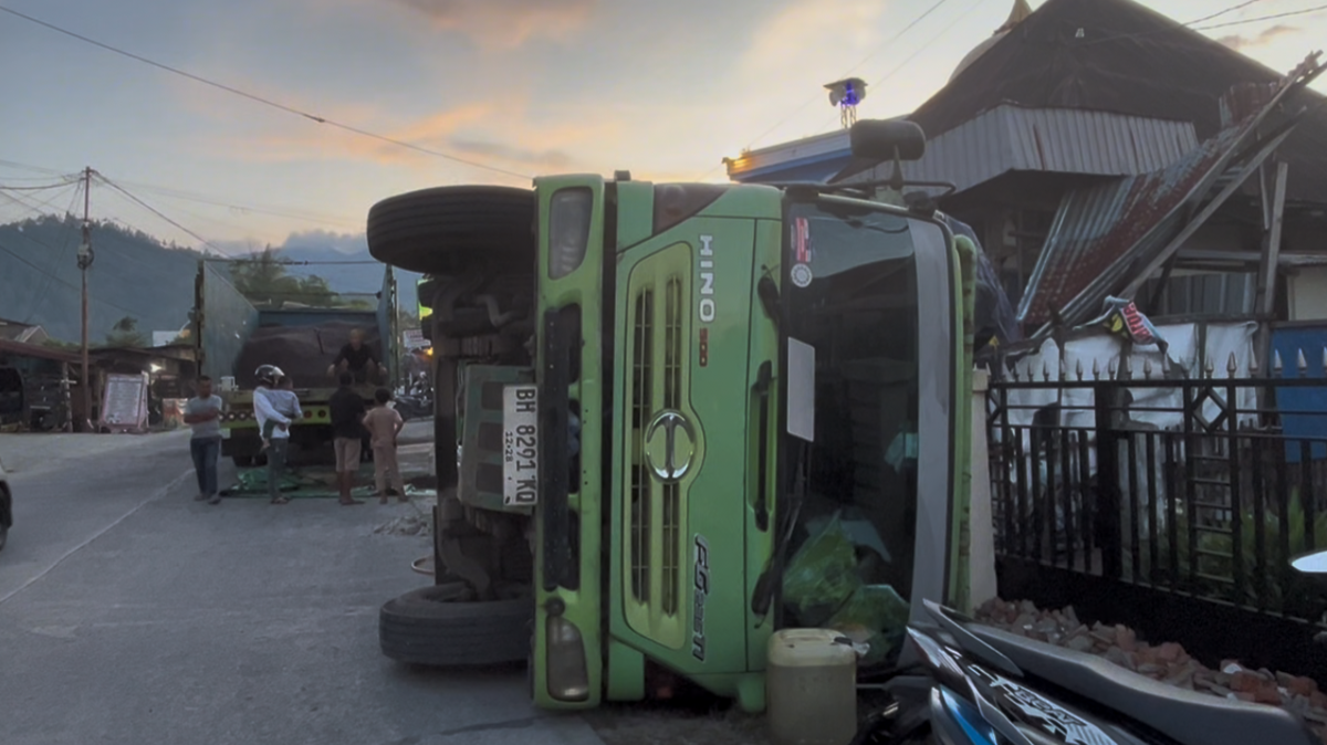 Truk Fuso Bermuatan Puluhan Ton Tiba Tiba Terbalik Di Jalan Sungai Bungkal