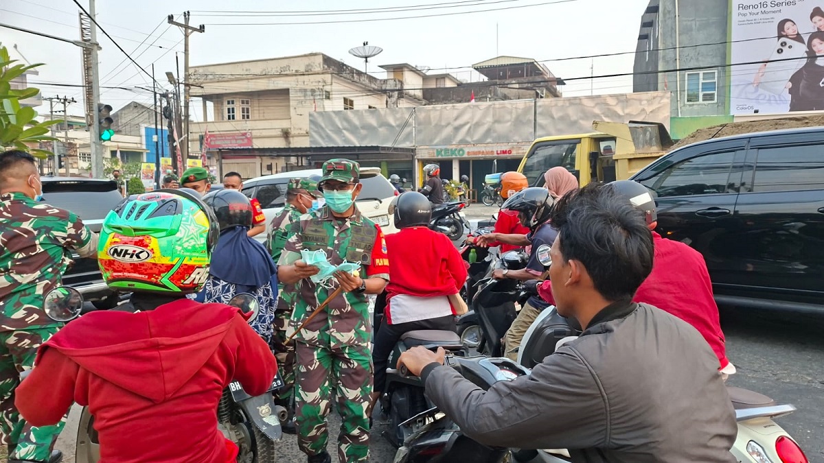 Asap Karhutla Mulai Ganggu Aktivitas, Danrem 042/Garuda Putih Turun Bagikan Masker