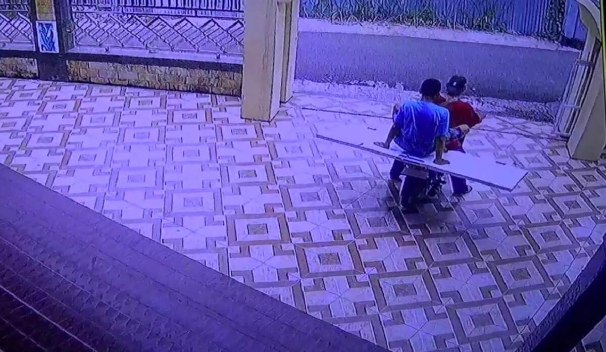 Astaghfirullah!!! Pintu Toilet Masjid Digondol Maling, Aksi Pelaku Terekam CCTV