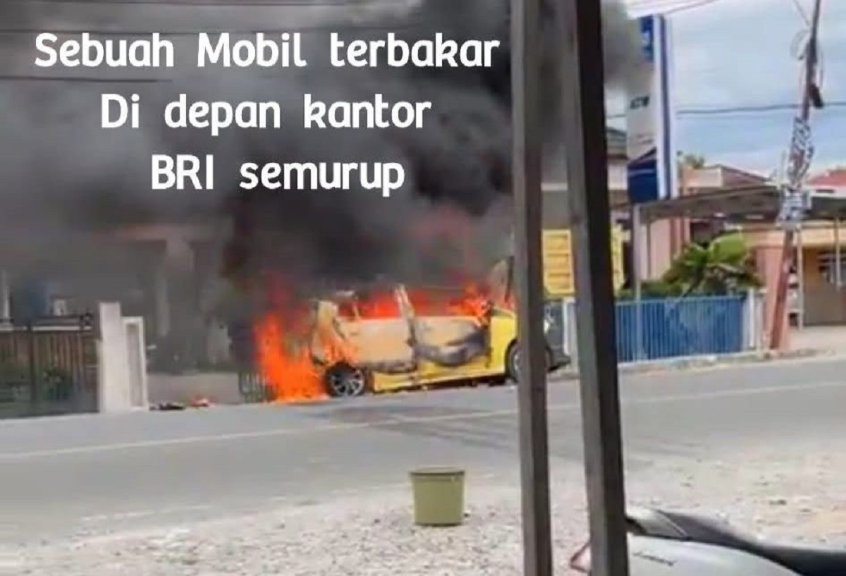 Mobil Toyota Agya Mendadak Terbakar di depan BRI Semurup