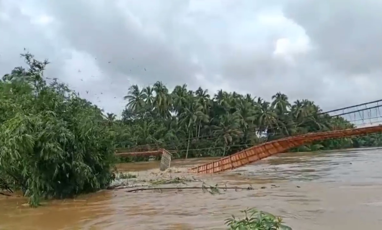 Dampak Banjir Bandang Sarolangun, Sejumlah Jembatan Gantung Putus dan Tiang Penyangga Jembatan Betrix Patah